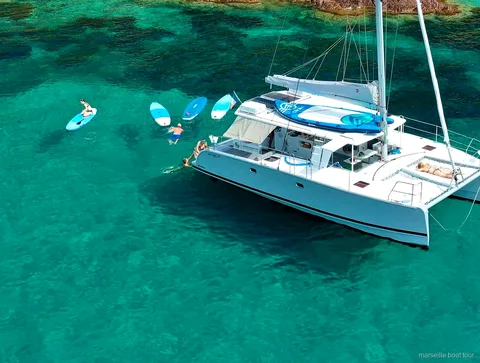 Stand Up Paddling nahe Chateau d'If auf der Marseille Katamaran Tour
