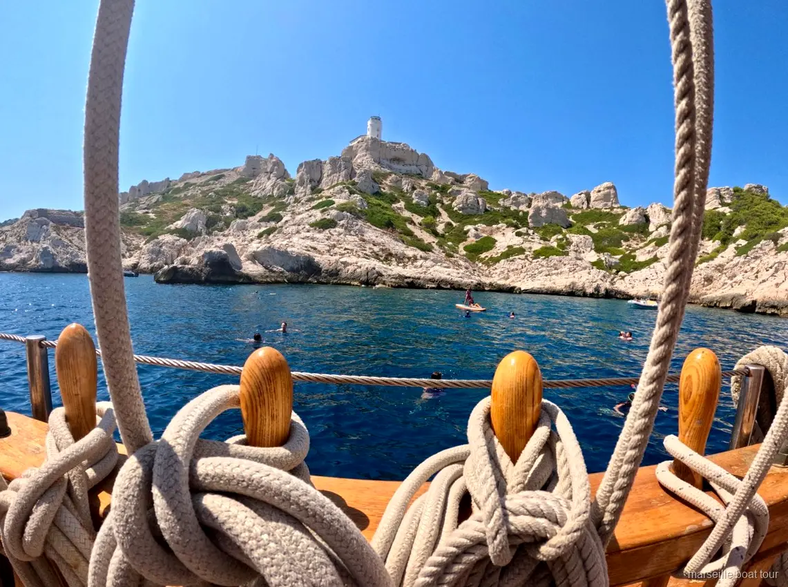 Navigazione lungo le scogliere calcaree sulla crociera alle Calanques di Marsiglia