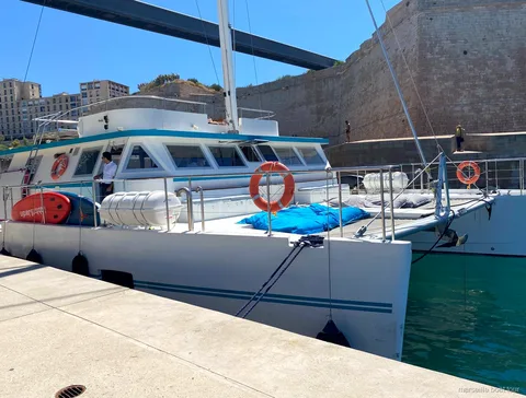 Buffet stagionale servito sulla crociera al tramonto in catamarano a Marsiglia