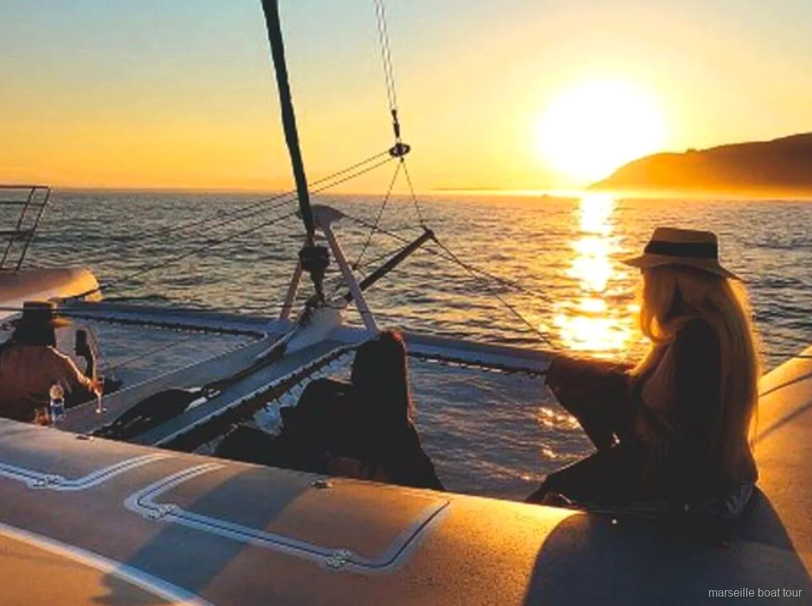 Sosta bagno prima del tramonto sulla crociera in catamarano a Marsiglia