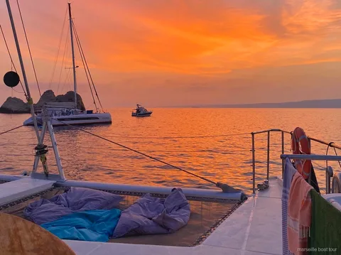 Maxi-catamaran lors de la croisière coucher de soleil à Marseille avec buffet