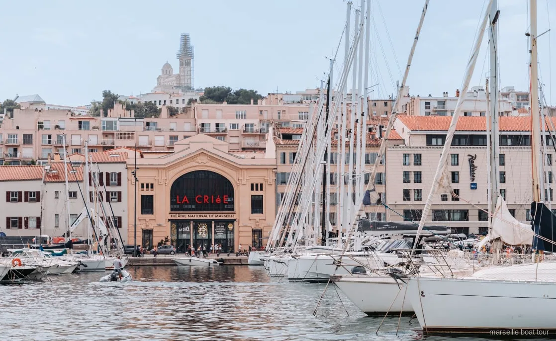 Skipper guidant la croisière du Vieux-Port en petit groupe à Marseille