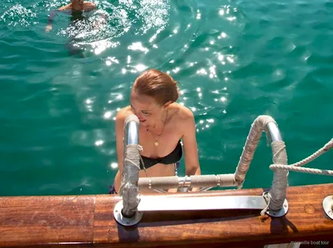 Vin bio servi lors de la croisière en voilier aux Calanques de Marseille