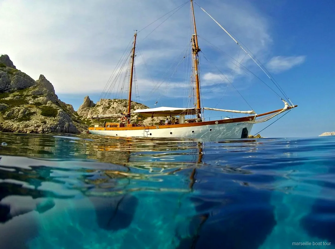 Velero de madera Le Don du Vent en el crucero por las Calanques desde Marsella